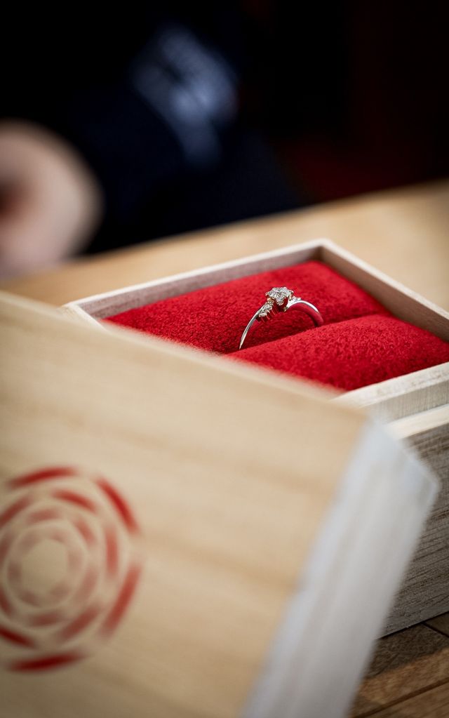 指輪受け取りの際、店員の方々に撮影していただいた写真