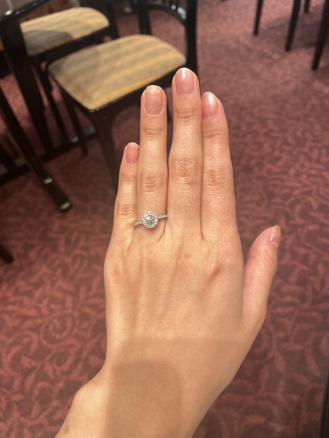 大きなダイヤモンドの周りにも小さなダイヤモンドがたくさん