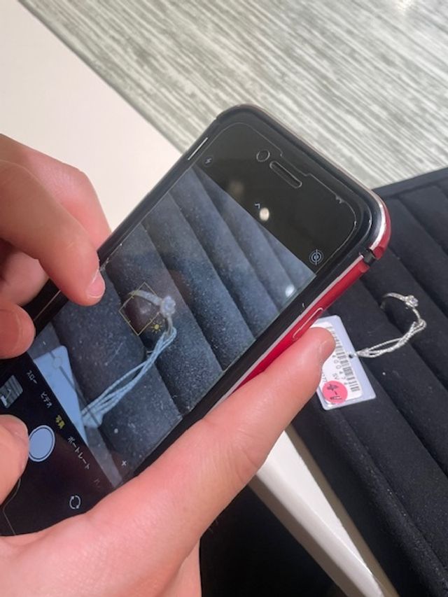 試着は恋人と一緒に行き、好みのデザインや形などを伝えました。