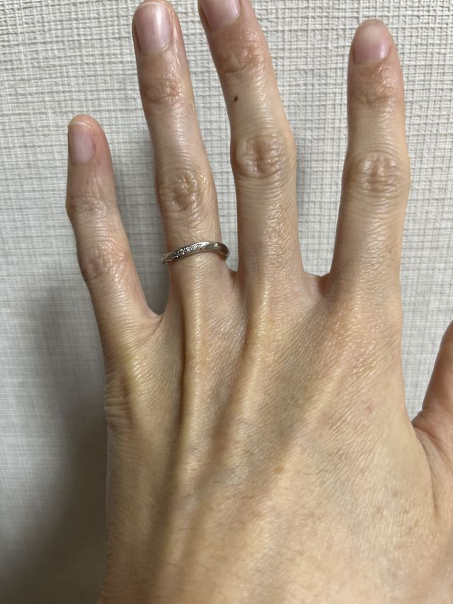 女性用の指輪をつけているところです。