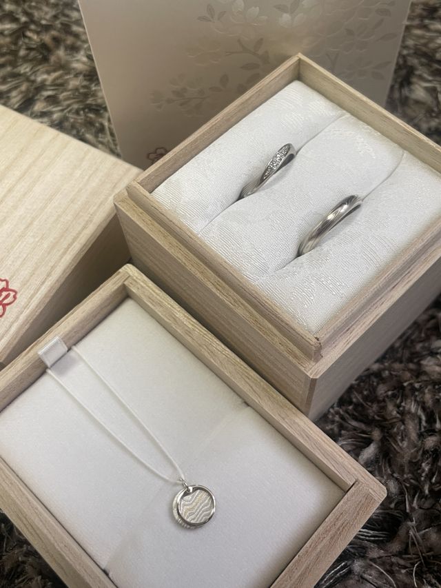 指輪と同じ金属板から作ったペンダントです。