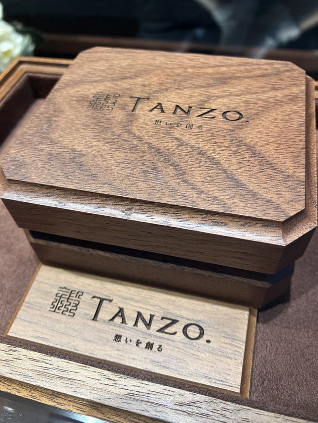 ウォールナットのリングケースです。継ぎ目がないのもお気に入り