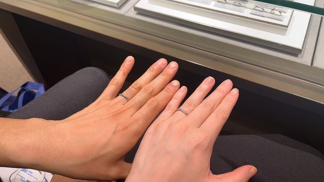 店舗で試着して着け心地や見た目の確認をしました。