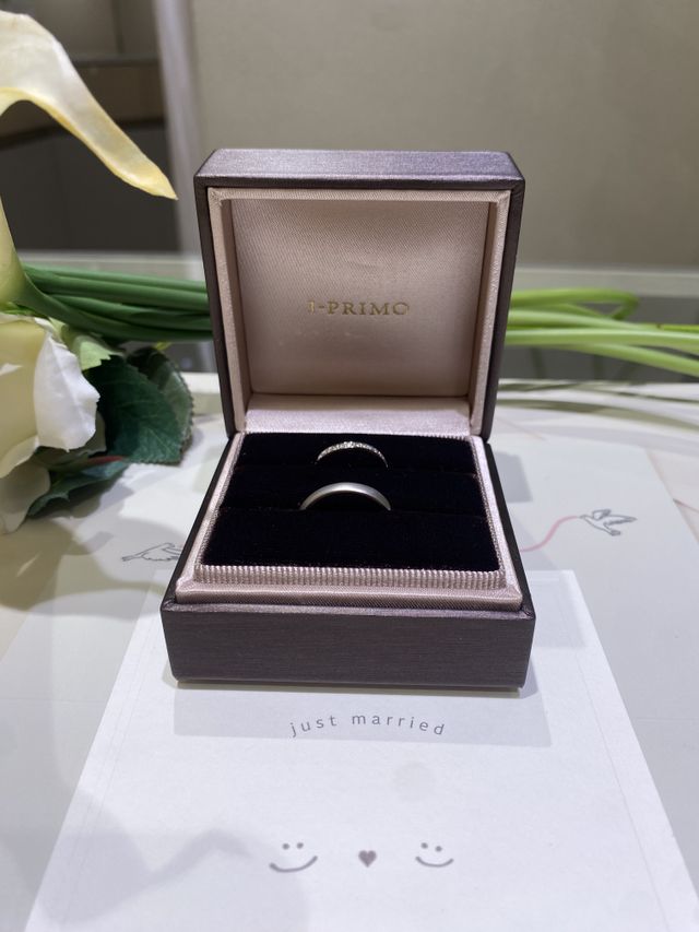 奥が妻の指輪。受取時に店頭で写真を撮らせていただきました。