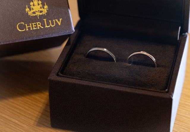 女性の指輪をメインとして箱とあわせて撮りました。