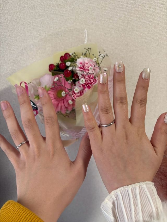 入籍した時に2人で初めて結婚指輪をはめた日の写真です。