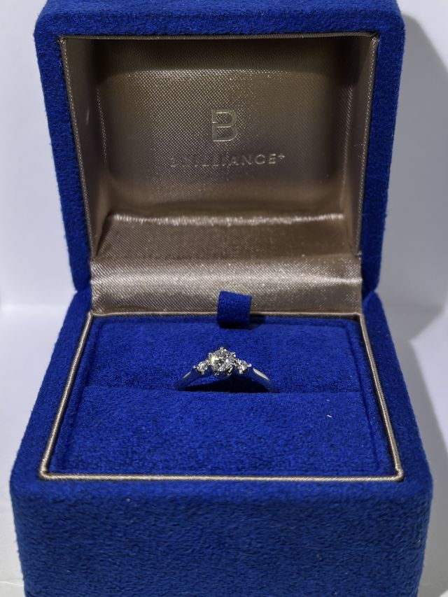 メインのダイヤの両隣に一つずつ石が付いているタイプです。