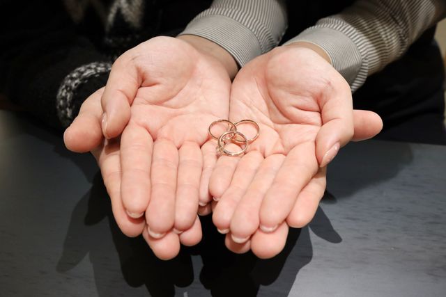 購入した結婚指輪と婚約指輪です。