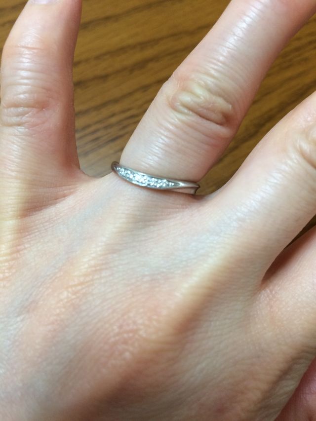 ダイヤモンドとひねりのあるリング