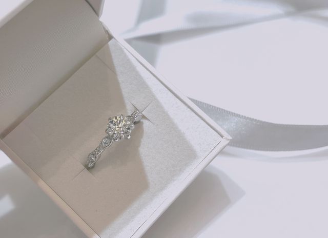 中心にブリリアントカットのダイヤがセットされています。
