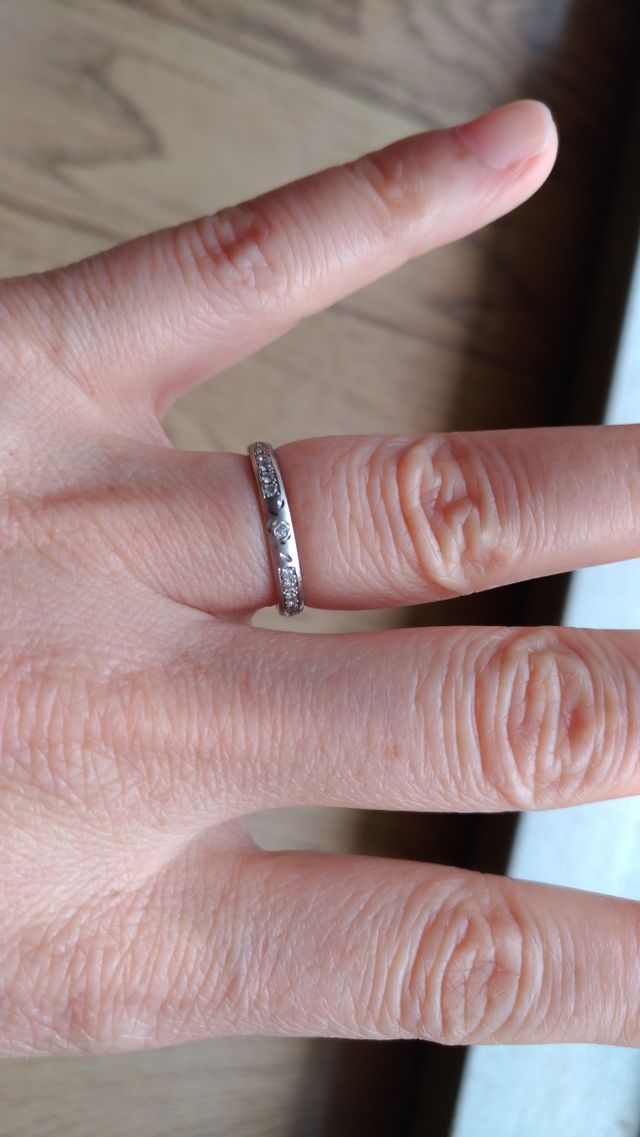 中央にバラの花、そのサイドにはダイアモンドが散りばめてある。