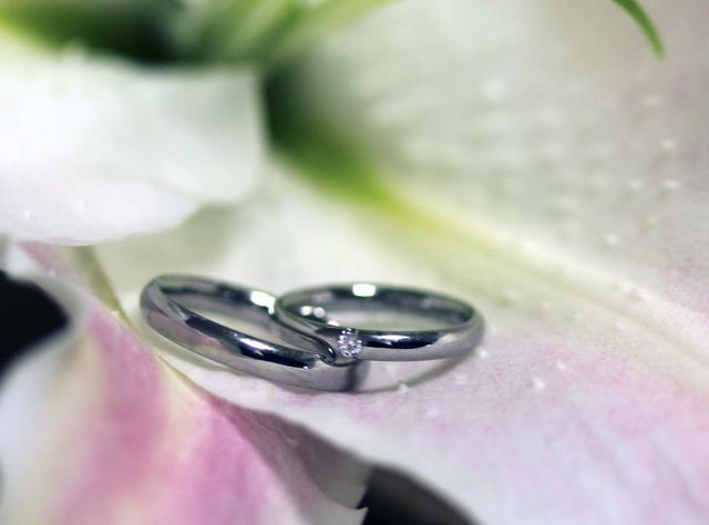 購入したばかりの指輪を、記念にお花と一緒に撮影