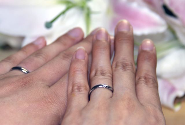 指輪をはめてみるとこんな感じです