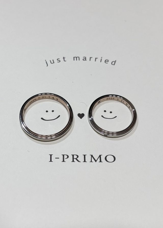 頂いた用紙に指輪を並べた写真です。