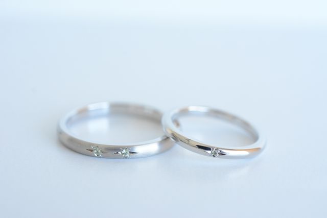 2人の誕生日月が一緒なので誕生石を入れました。