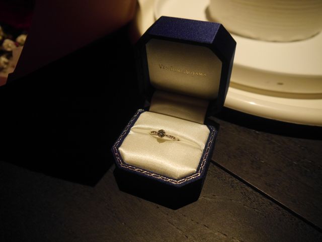 ボックスの高級感、小ぶりなサイズ感がとてもかわいい。