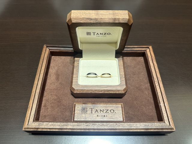 ウォールナット素材を削り出したこだわりの指輪ケースとのこと