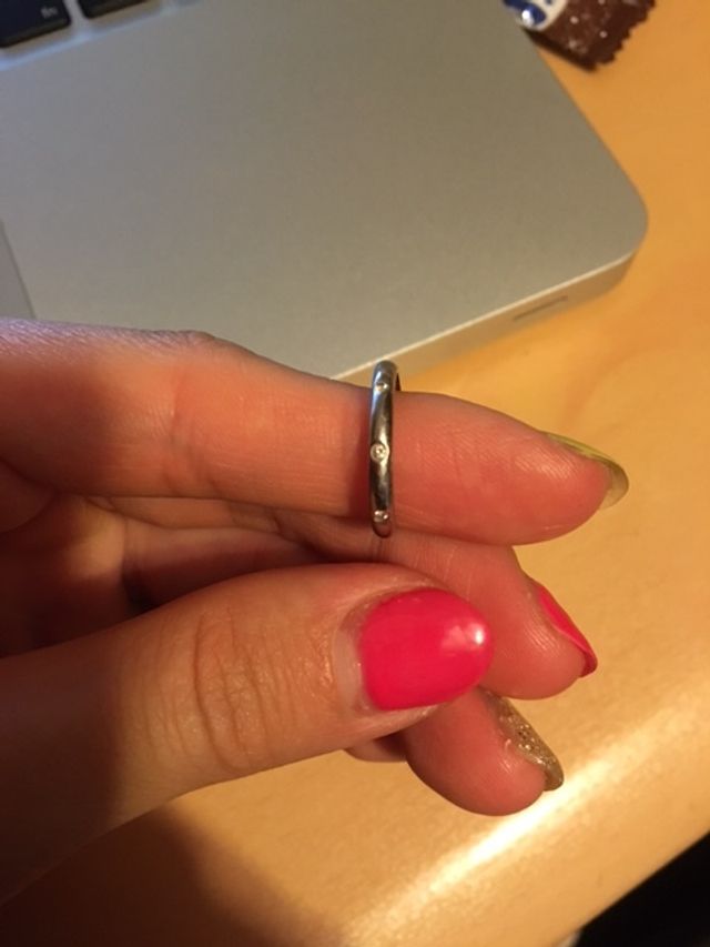 カルティエ３つダイヤがついています。