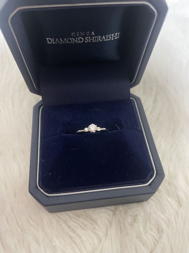 少しV字タイプの指輪で3つのダイヤがとても可愛いです！