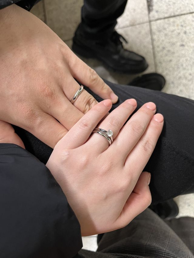 婚約指輪は別のブランドのものです