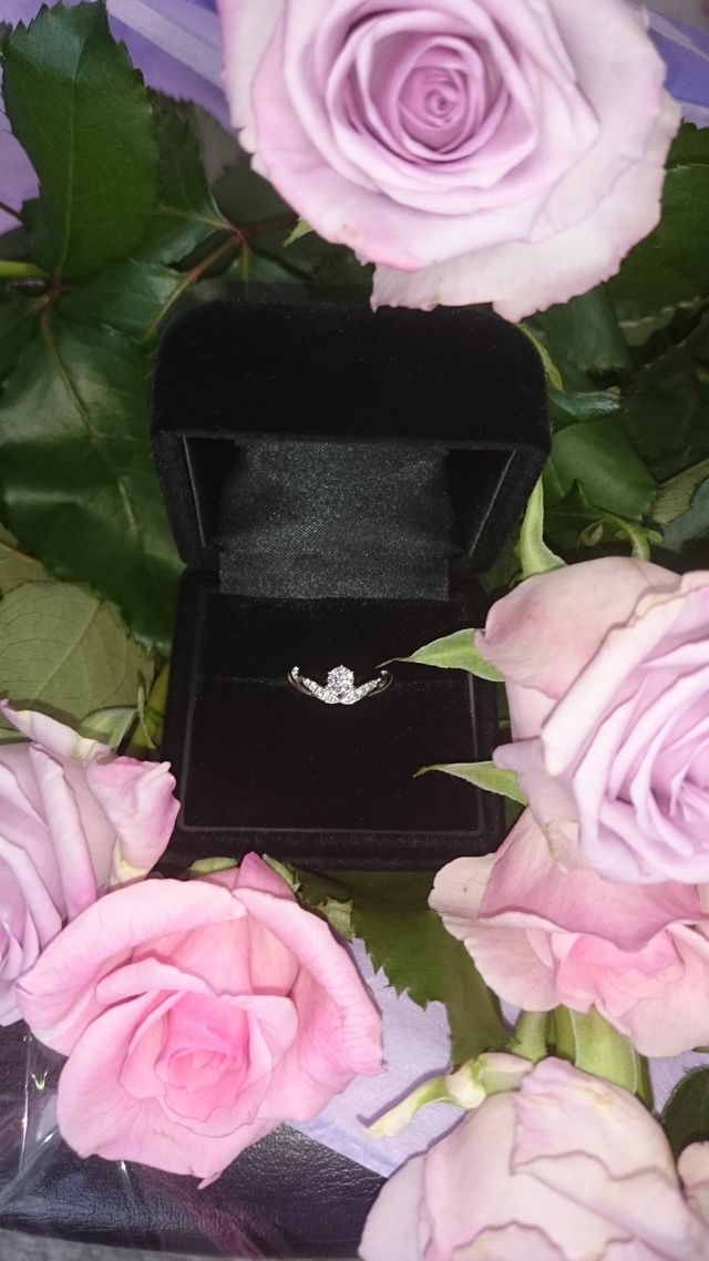 婚約指輪のみです。