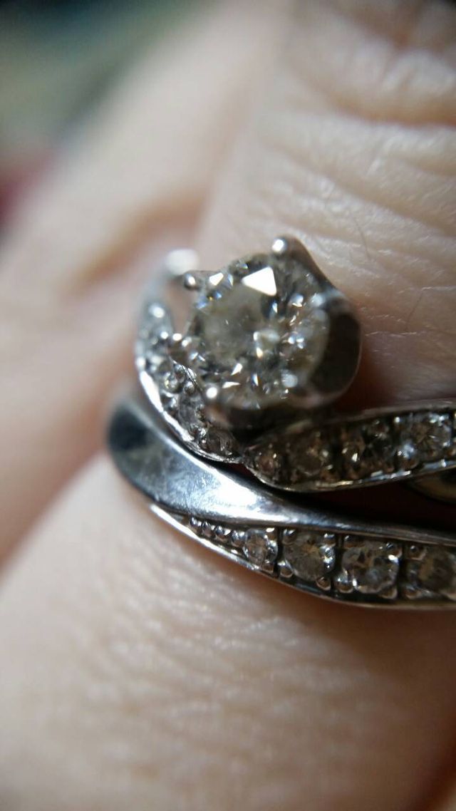 婚約指輪、結婚指輪をはめた状態です。