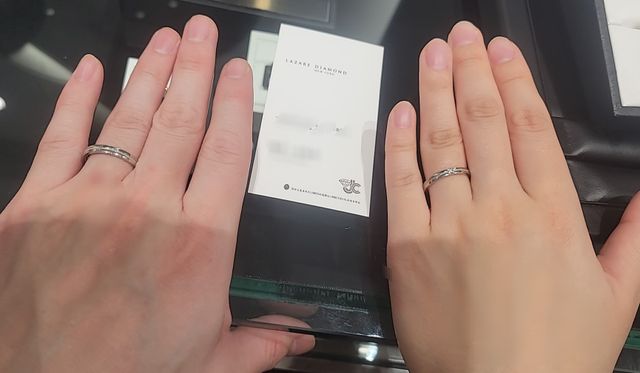 結婚指輪を装着した写真