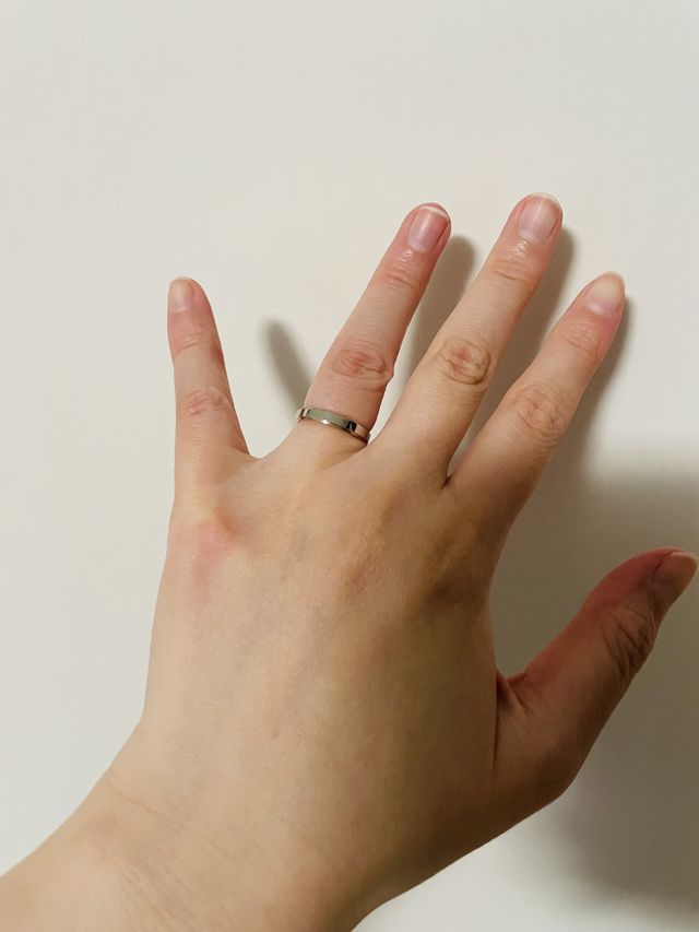 光加減によって、指輪全体がピンクに見えます。