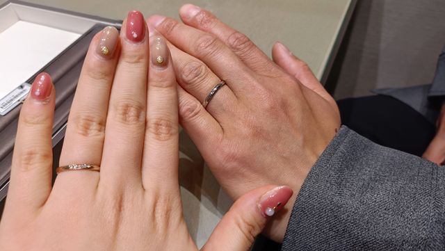 指輪着用写真
レディースはプラチナではなくゴールド