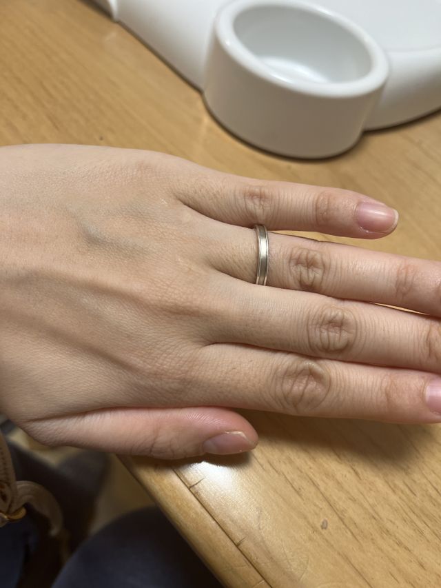 薬指にはめてるシンプルなシルバー