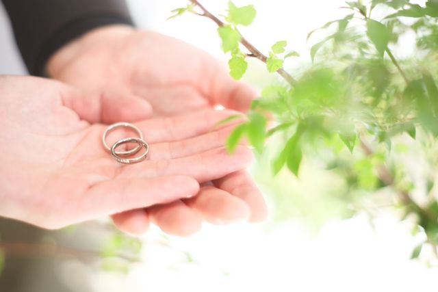 出雲結青山店さんに差し込む日差しと指輪がとても綺麗でした。