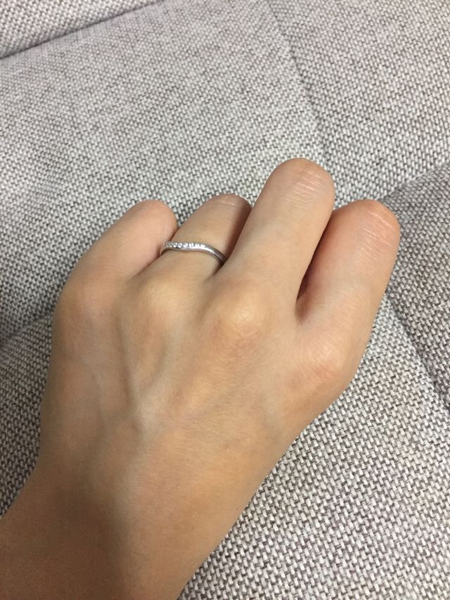 地黒で手がゴツゴツですが、指輪のウエーブで少しマシに？