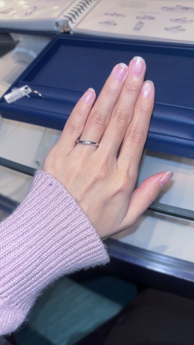 ウェーブ形の指輪
ダイヤが真ん中にあしらわれているのが魅力的