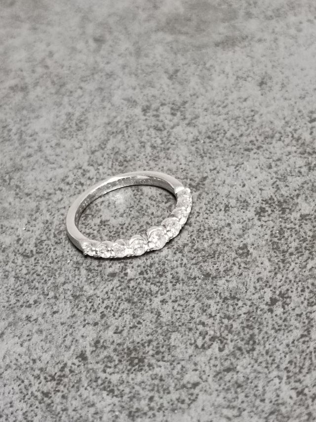 ダイヤ一粒一粒がとてもきれいに輝きます！