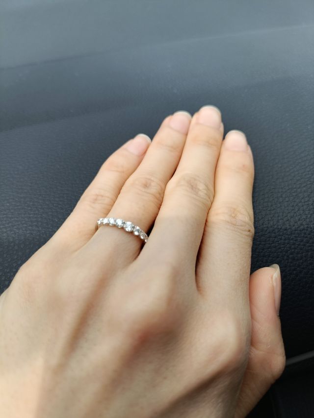 ストレートなデザインですが、ダイヤの粒が大きすぎないです。