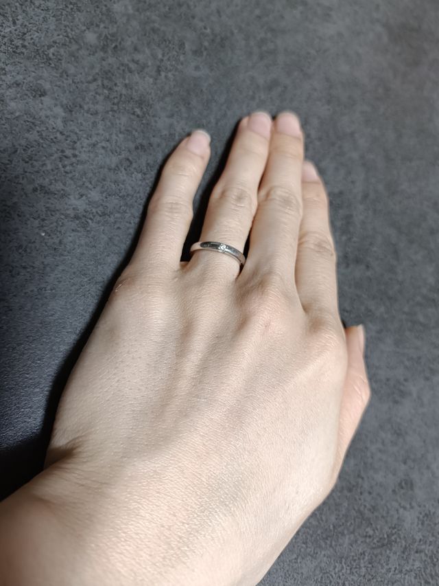 ストレートなデザインで、シンプルなダイヤが特徴です。