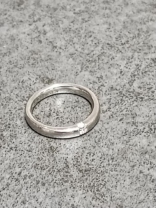 上からも横からも見えるダイヤモンドが特徴です。