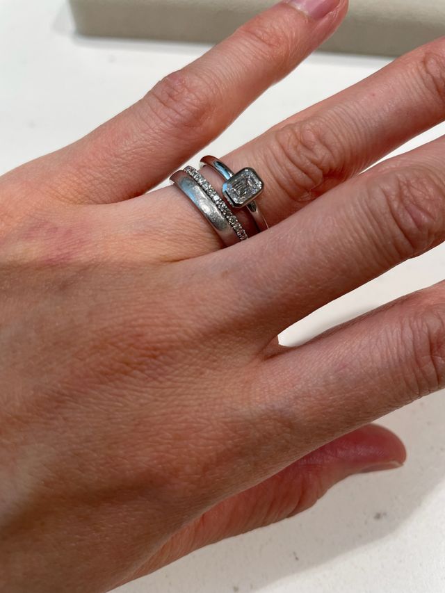 エメラルドカットリングを購入しました。