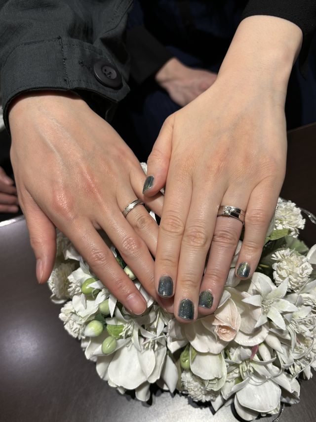 着用時、婚約指輪と重ね付けして撮影したもの