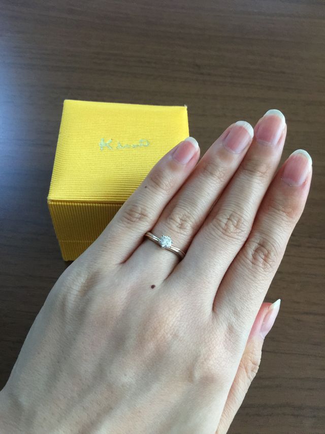 左手薬指に実際に着けてみた姿です♡