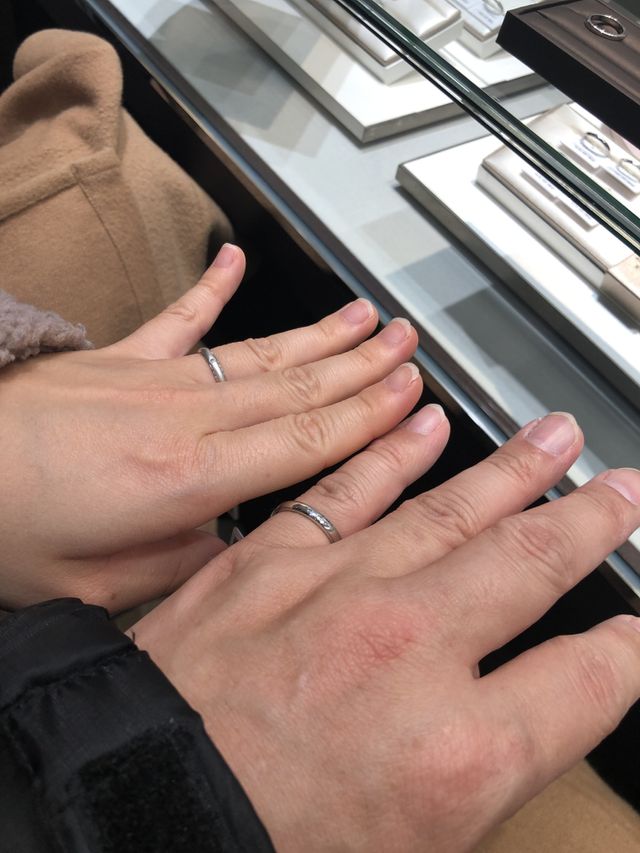 男性用の指輪でシンプルなストレートタイプのリングです。