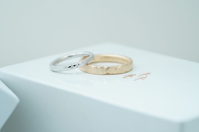 妻がシルバー、夫がゴールド