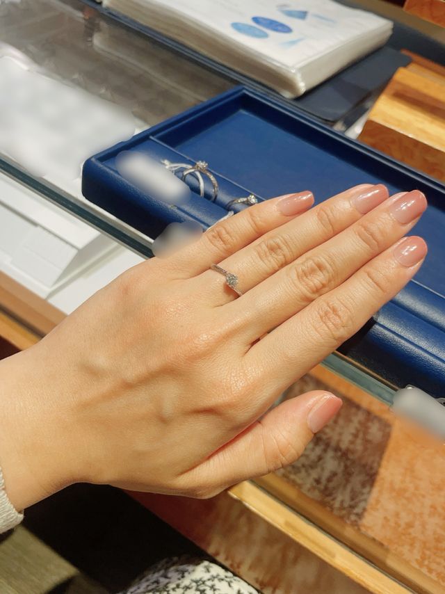 シンプルだが指を長く見せてくれるデザイン