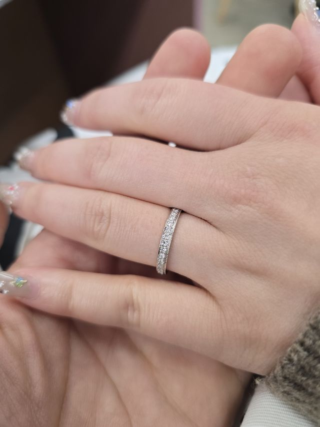 ハーフエタニティをもう少し伸ばして2/3周くらいしてます。