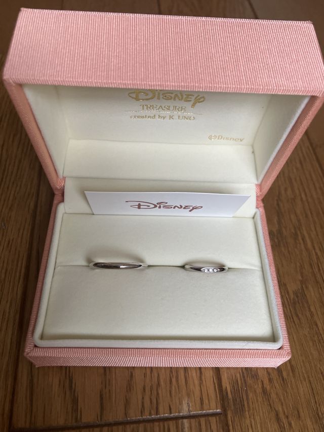 指輪の裏側にディズニーの
モチーフが入ってます。
