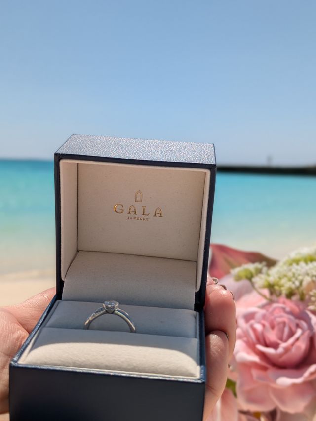 Pt950の0.31カラットダイヤの婚約指輪です。