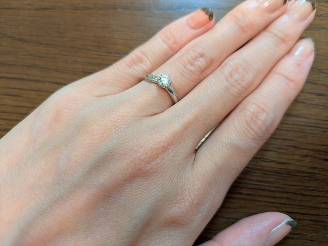 ダイヤの質が良いものにしたので、輝きが素敵です。