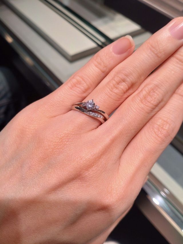 真ん中のダイヤ以外に2つの石がついてます。