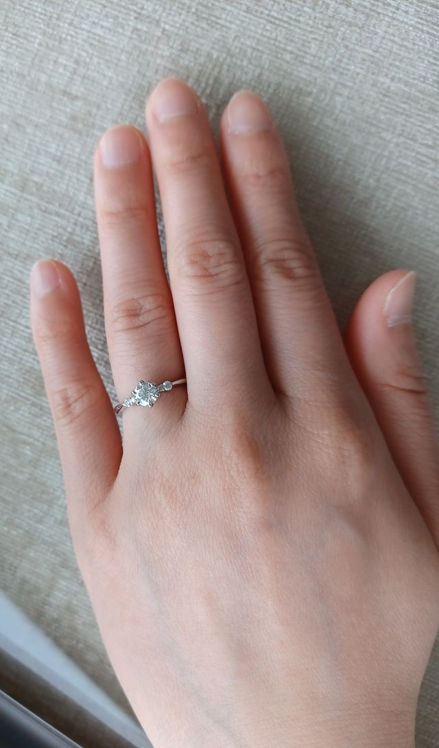 中央のダイヤの横に大きさが異なるメレダイヤが左右に２つずつ