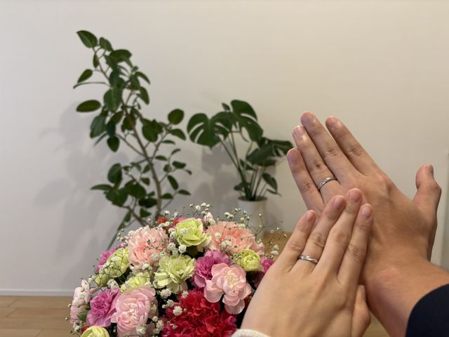 入籍日に撮影した結婚指輪の写真です。